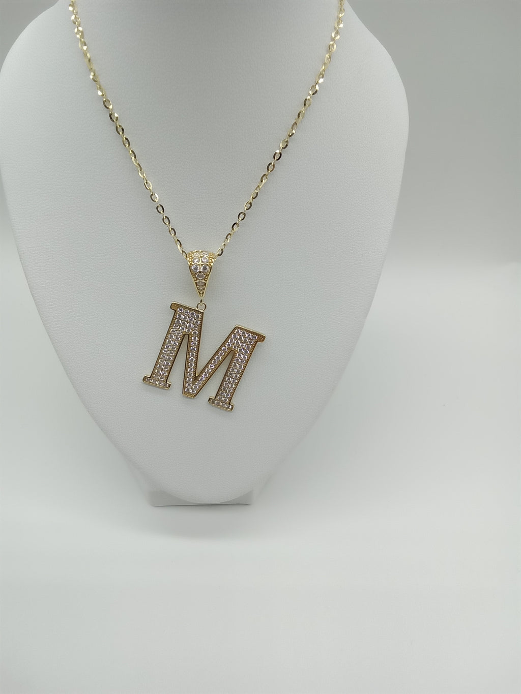 Collier et pendentif lettre M